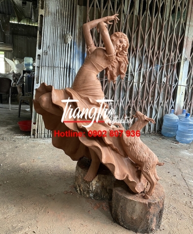 Tượng cô gái và con dê