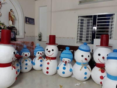 Tự Làm Hay Đi Mua? Hướng Dẫn Làm Người Tuyết và Tuần Lộc Bằng Mút Xốp Cho Người Mới