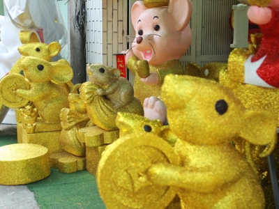 Chuột xốp khổng lồ giá hàng chục triệu đồng bán chưng Tết Canh Tý 2020