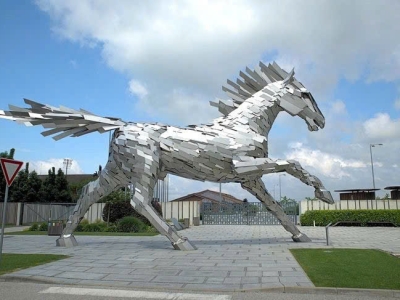 Dịch vụ thi công linh vật ngựa khổng lồ uy tín, chuyên nghiệp