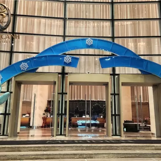 Mô hình trang  Gấu hình khối low-poly và bông tuyết xanh