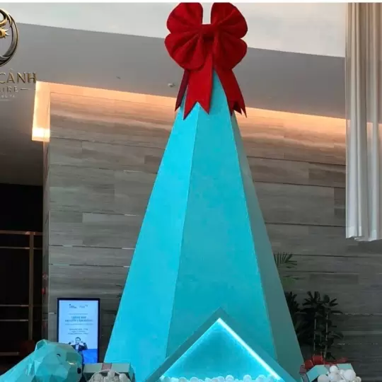 Mô hình cây thông Noel cách điệu hình khối polygon trang trí đại sảnh
