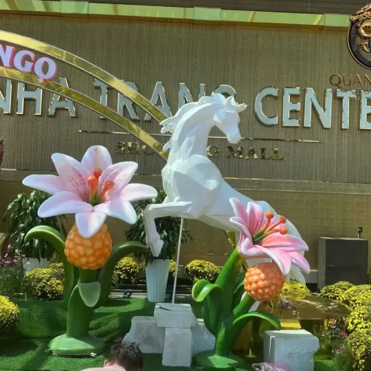 Mô hình linh vật ngựa trắng hiện đại trang trí nổi bật