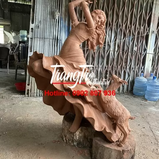 Tượng cô gái và con dê