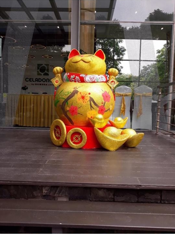 mèo thần tài mút xốp