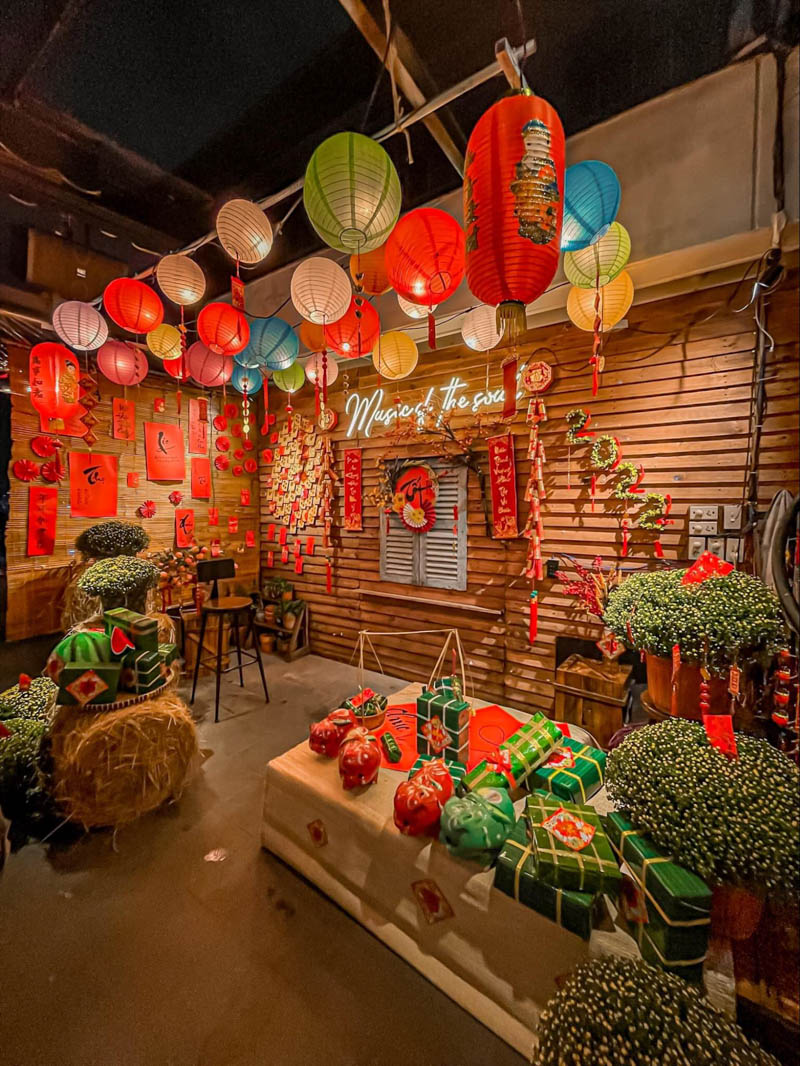 trang-tri-tet-quan-cafe-mut-xop