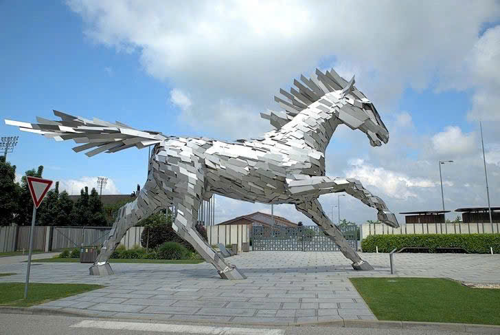 thi-cong-linh-vat-ngua-khong-lo