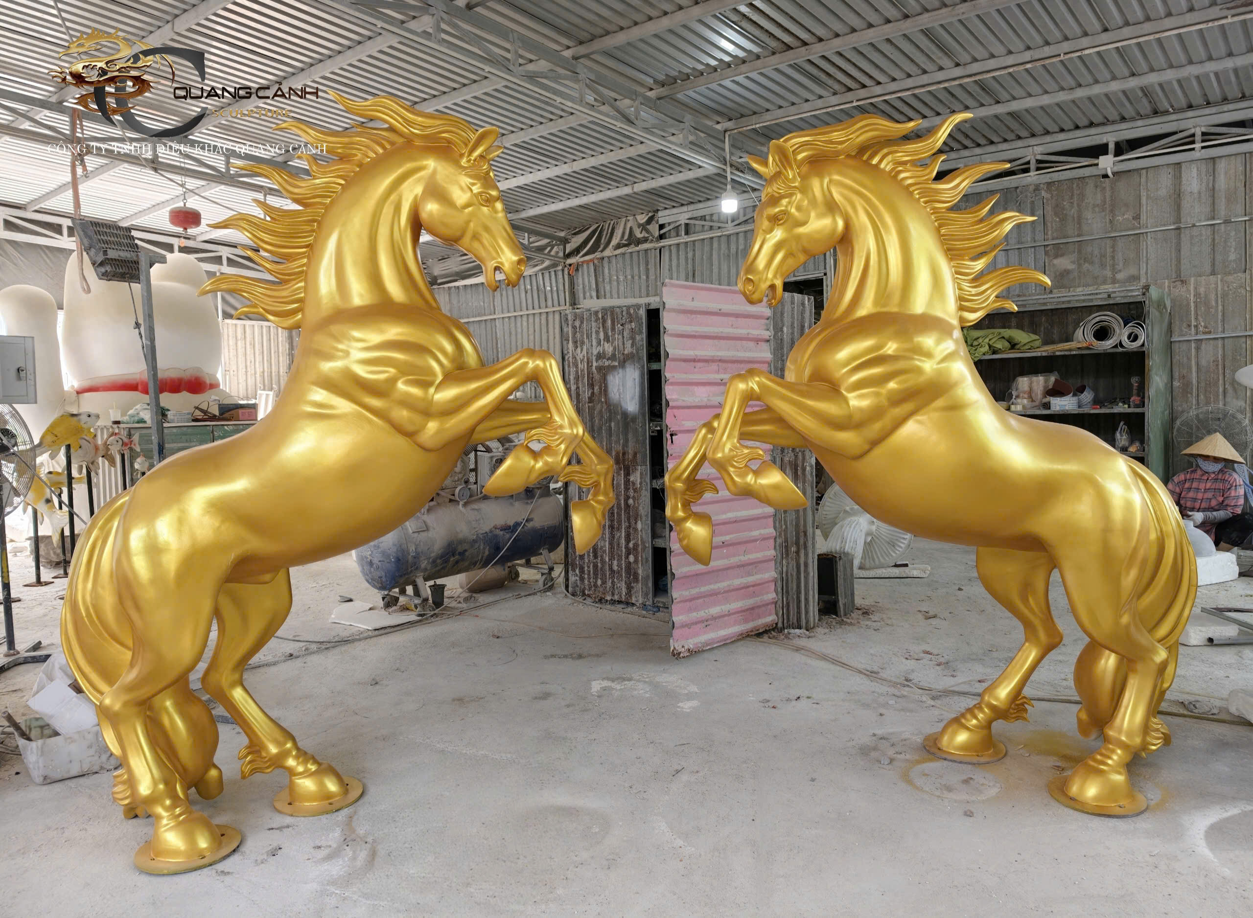 trang-tri-tet-2026-chu-de-ngua-vang