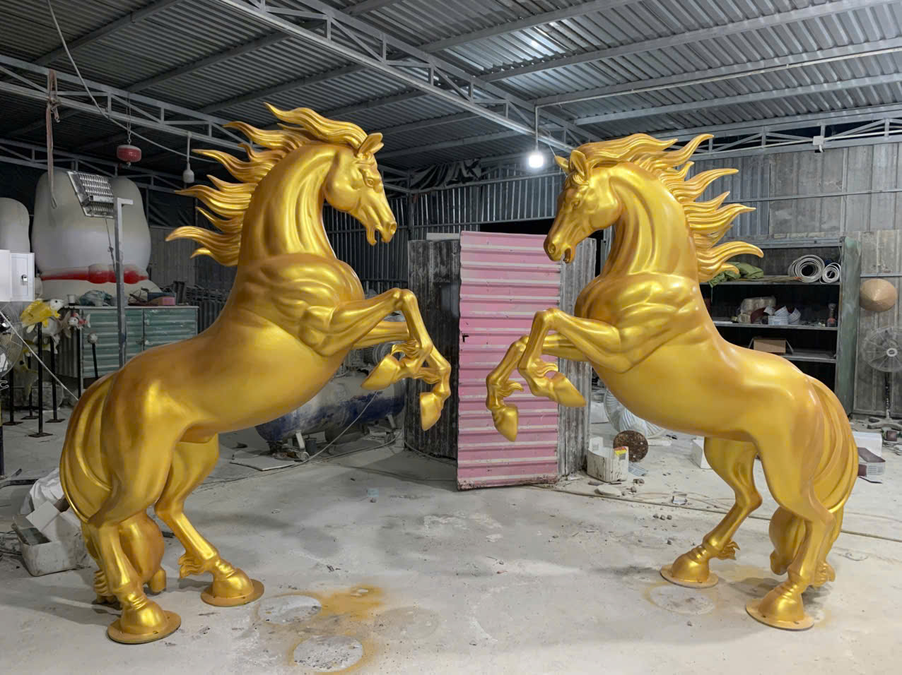 tuong-ngua-ma-vang-bang-xop